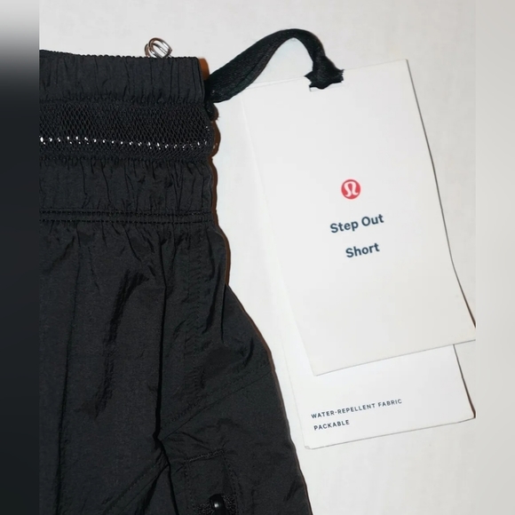 ‼️SOLD‼️ NWT Lululemon Step Out Shorts $88 Retail Sz 12 Black - Picture 2 of 8